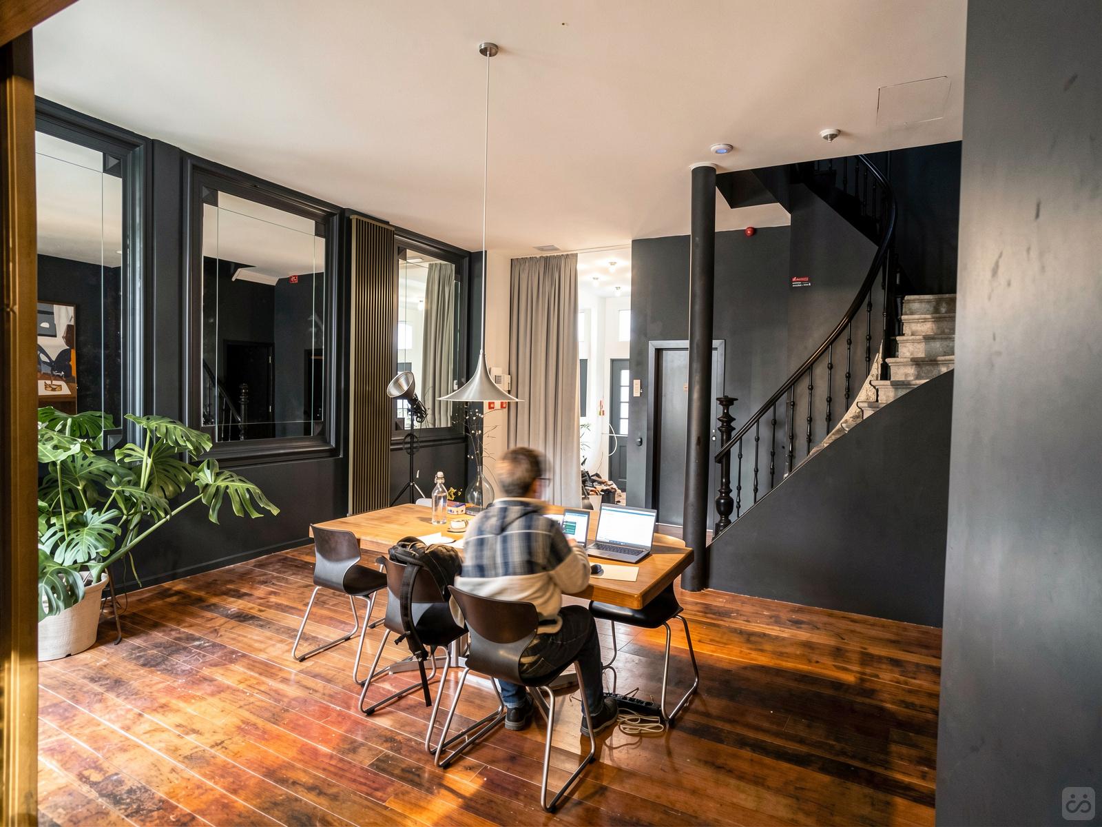 La Cálida y elegante residencia en una vibrante comunidad cerca de la Estación Central