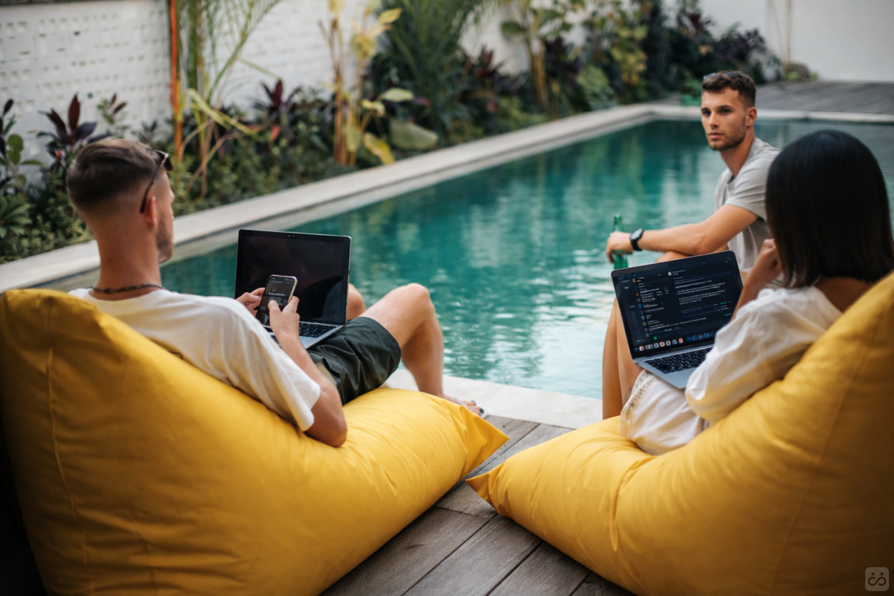 Il Un moderno appartamento tropicale con spazio di coworking e un'invitante piscina Collettivo