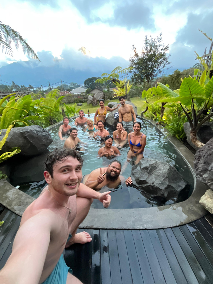 Il Un moderno appartamento tropicale con spazio di coworking e un'invitante piscina Collettivo
