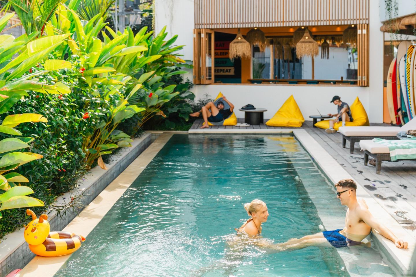 Il Un moderno appartamento tropicale con spazio di coworking e un'invitante piscina Collettivo