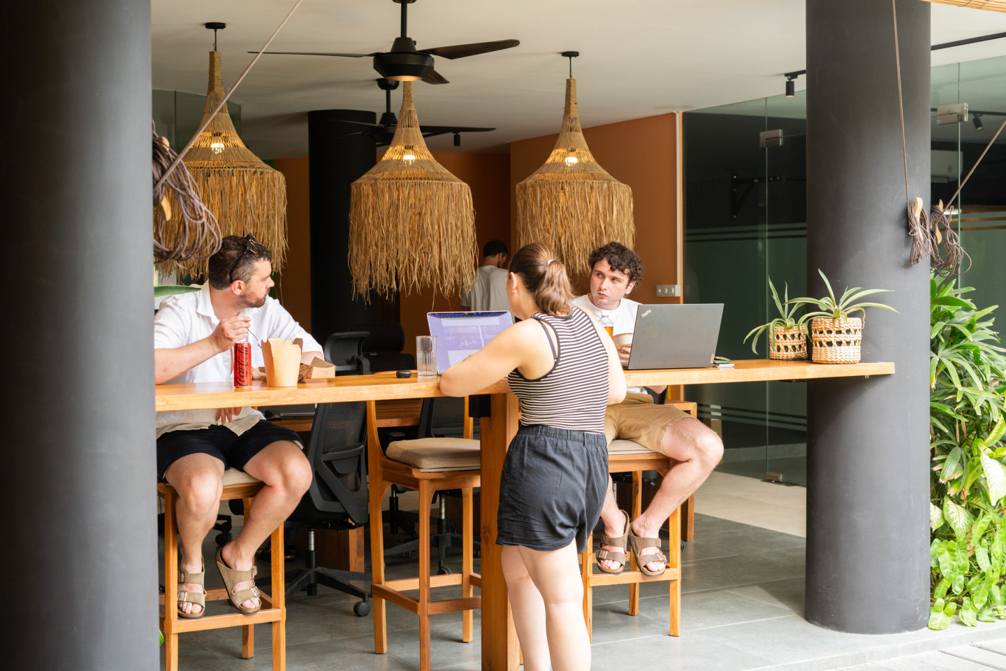 Il Un moderno appartamento tropicale con spazio di coworking e un'invitante piscina Collettivo