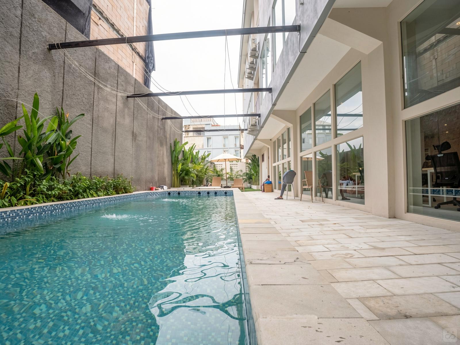 El Elegante comunidad tropical con espacio de trabajo y piscina compartidos Colectivo