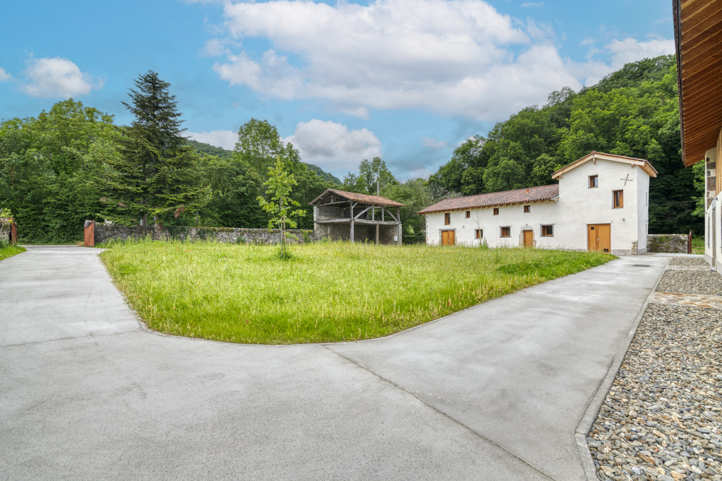 Das Sonnige Coliving Residenz in malerischem Dorf: Abenteuer und Aktivitäten in Hülle und Fülle! Haus