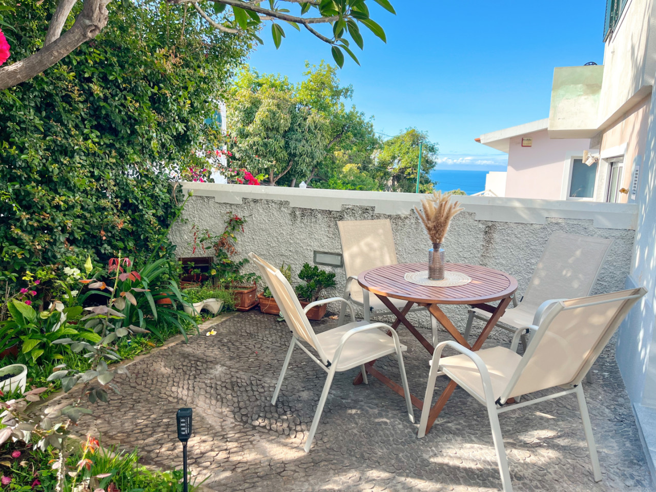 La Un moderno rifugio per lavoratori a distanza nella splendida cornice di Santa Luzia, Funchal Casa