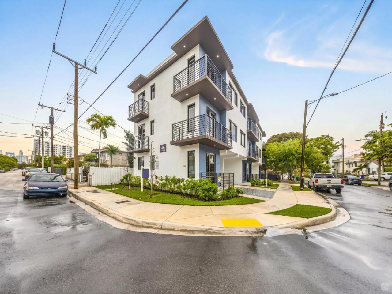 La Elegante Townhome a Miami a Pochi Minuti da Brickell | Balcone, Garage, Vita Moderna Casa