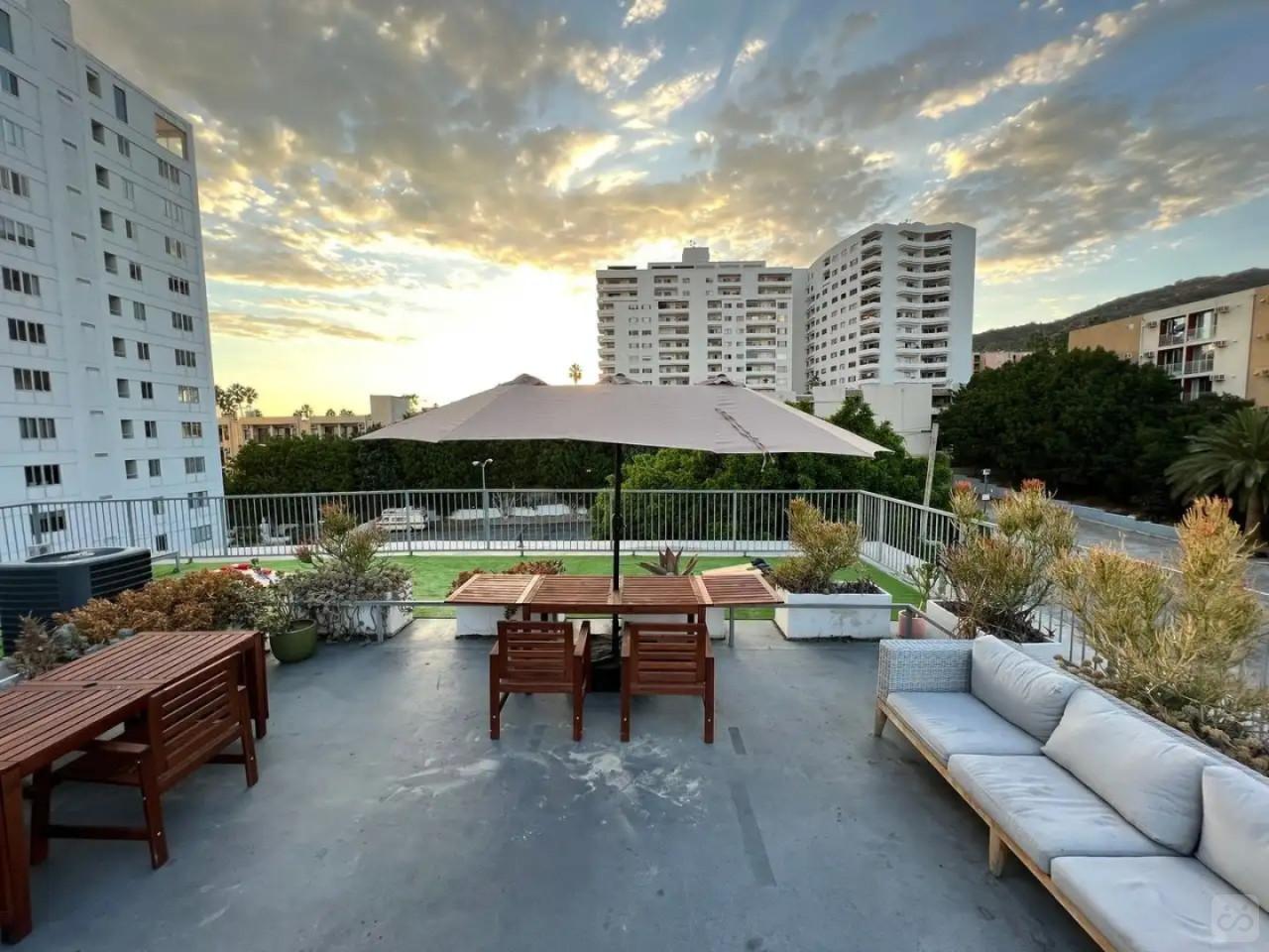 La Luxury Private Room Near Runyon Canyon | Hollywood Walkable Living Casa