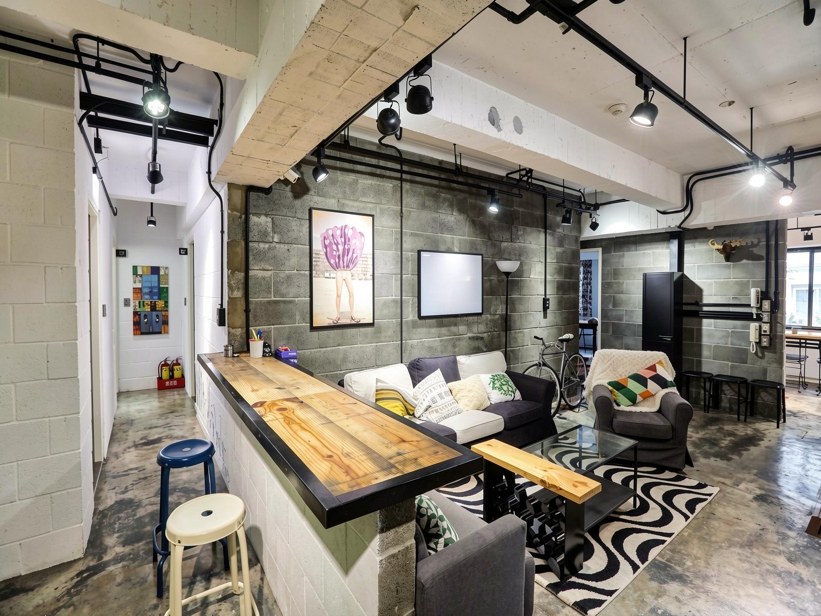 La Appartamento in stile austero e minimalista con spazio di lavoro Casa