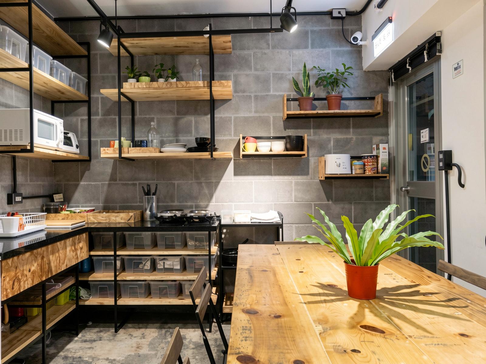 La Appartamento in stile austero e minimalista con spazio di lavoro Casa