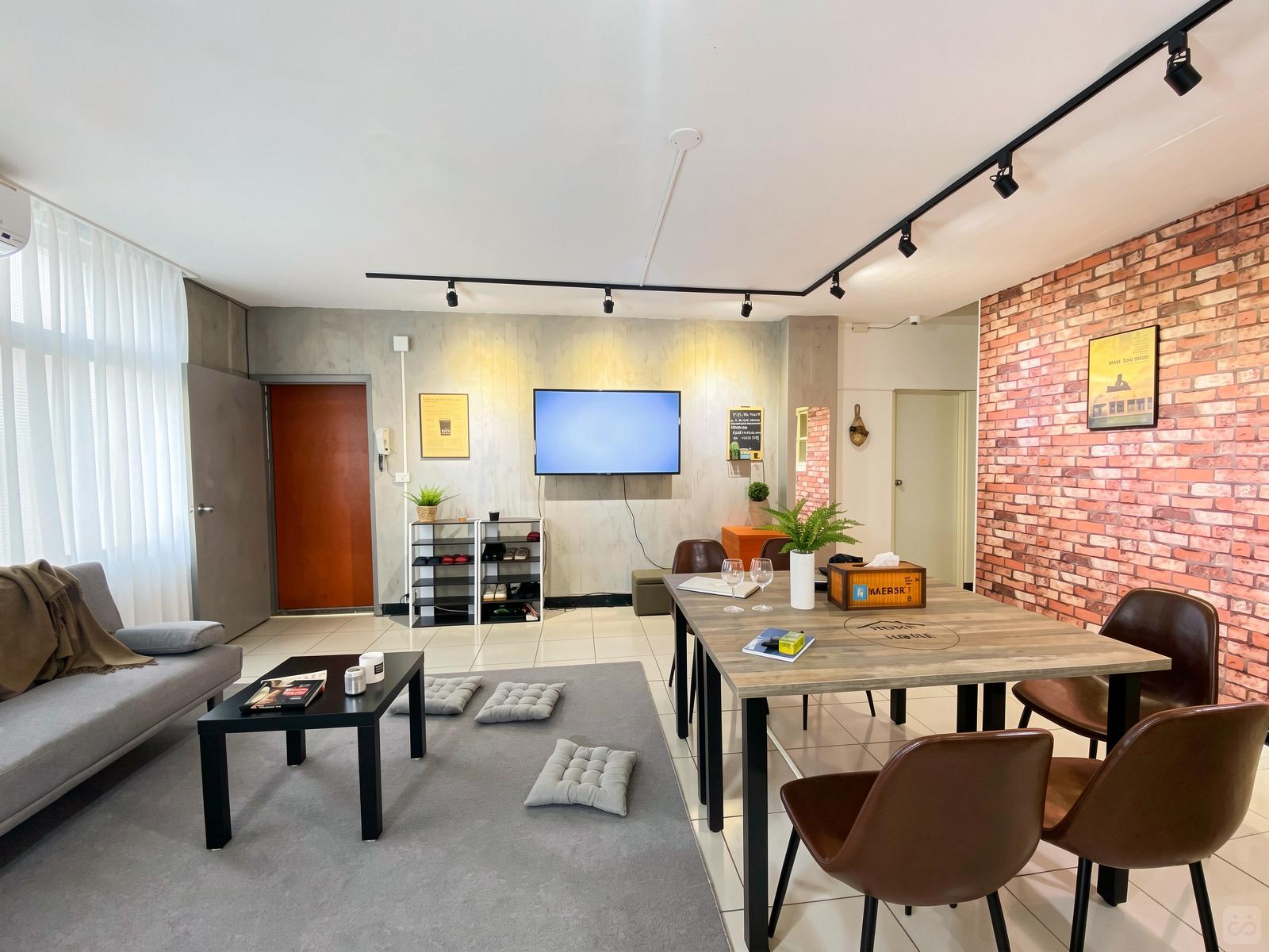 La Austere Modern Styled Apt. w/ Workspace Residenza